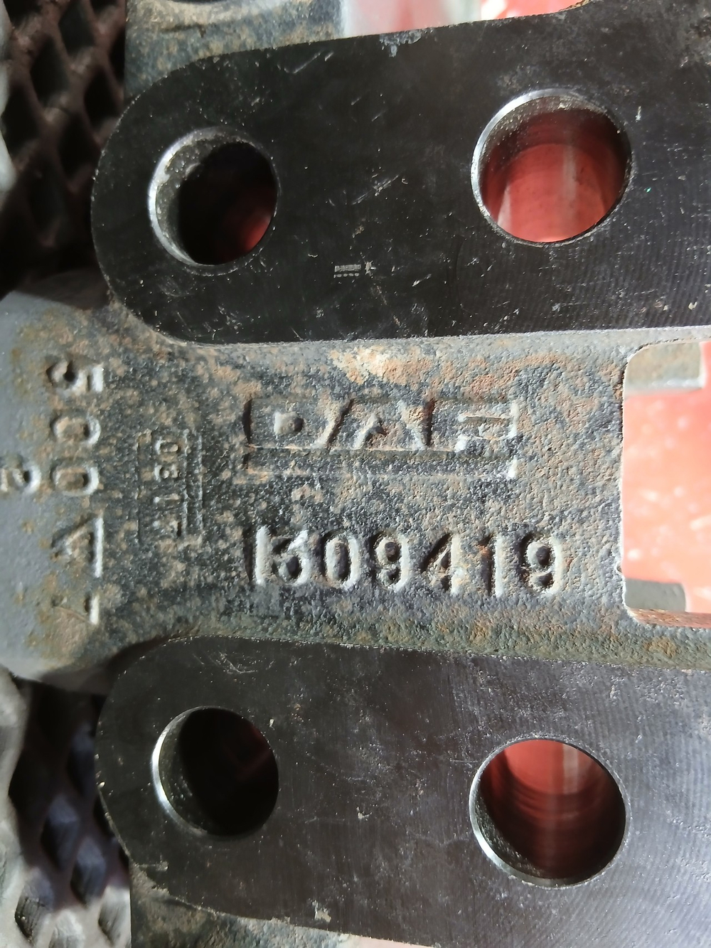 Кронштейн переднего бампера