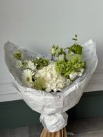 Букет сборный из гортензий, маттиолы, вибурнума, амми и герберы