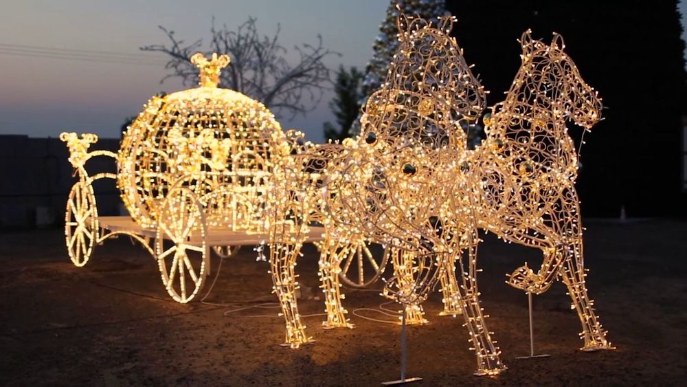 новогодняя карета с лошадьми