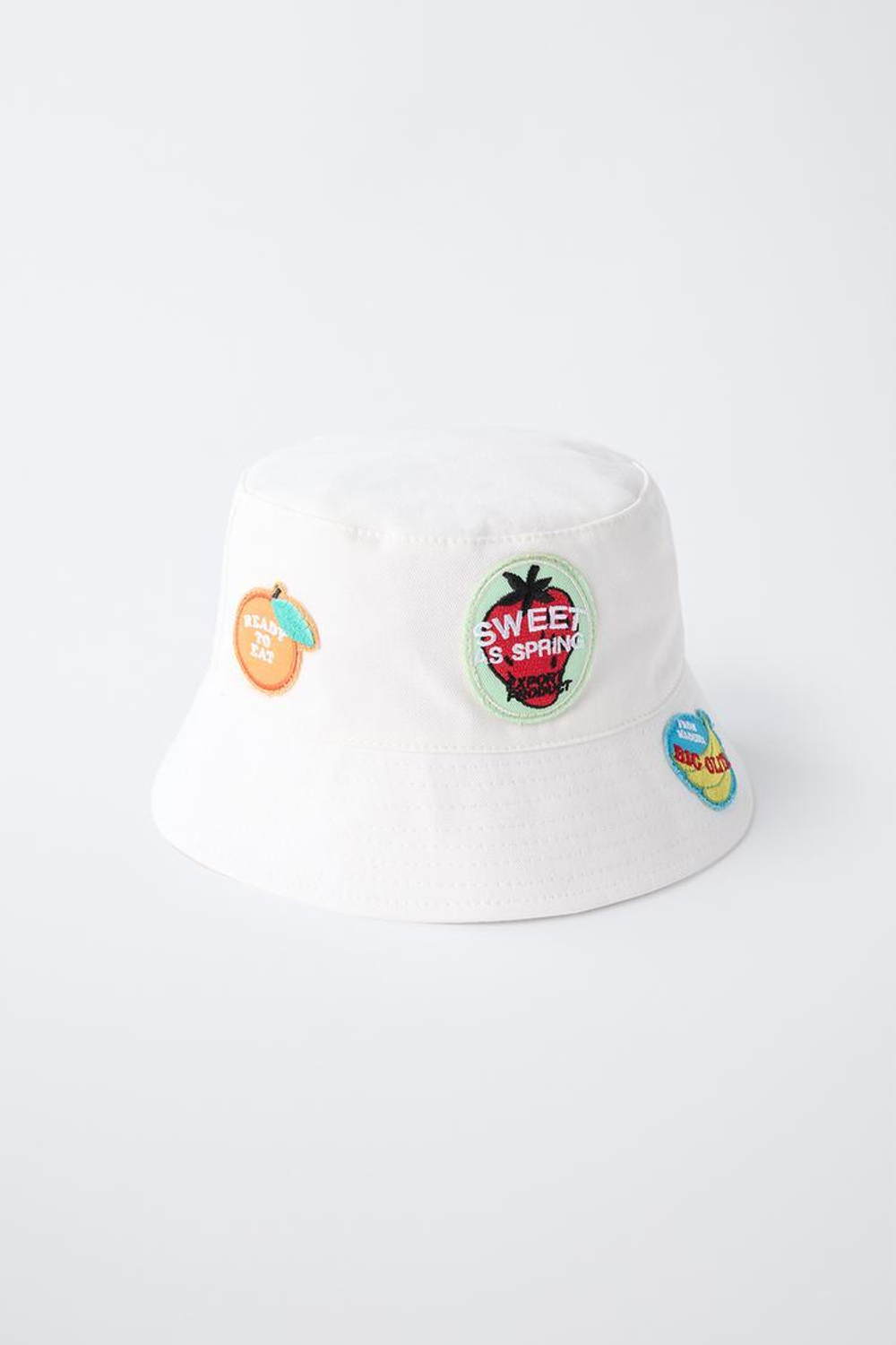 ZARA ПАНАМА С НАШИВКАМИ «ФРУКТЫ», ЭКРЮ