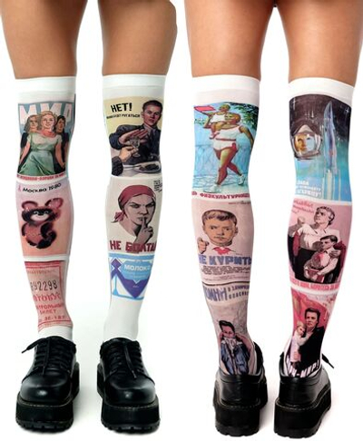 Белые гольфы с принтом в виде советских плакатов (Цвет: белый)