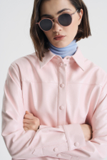 Рубашка из розовой экокожи