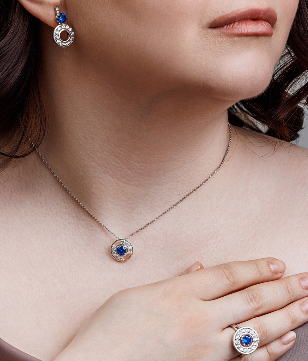Подвес из серебра со вставками из выращенной синей шпинели и бесцветных фианитов