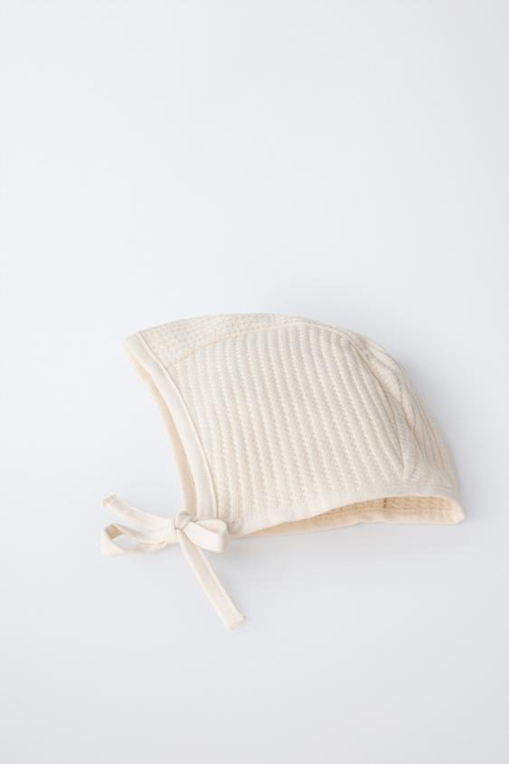 ZARA КОМПЛЕКТ ИЗ ЧЕПЧИКА И НАГРУДНИКА, ЭКРЮ