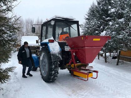 Приобретена навеска для посыпки дорог