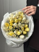 Букет из 29 белых, лимонных тюльпанов и ромашек