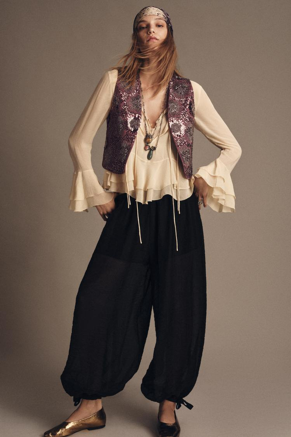 ZARA НАБОР ИЗ 2 ОЖЕРЕЛИЙ С ЦВЕТАМИ И КАМНЯМИ, АНТРАЦИТОВО-СЕРЫЙ