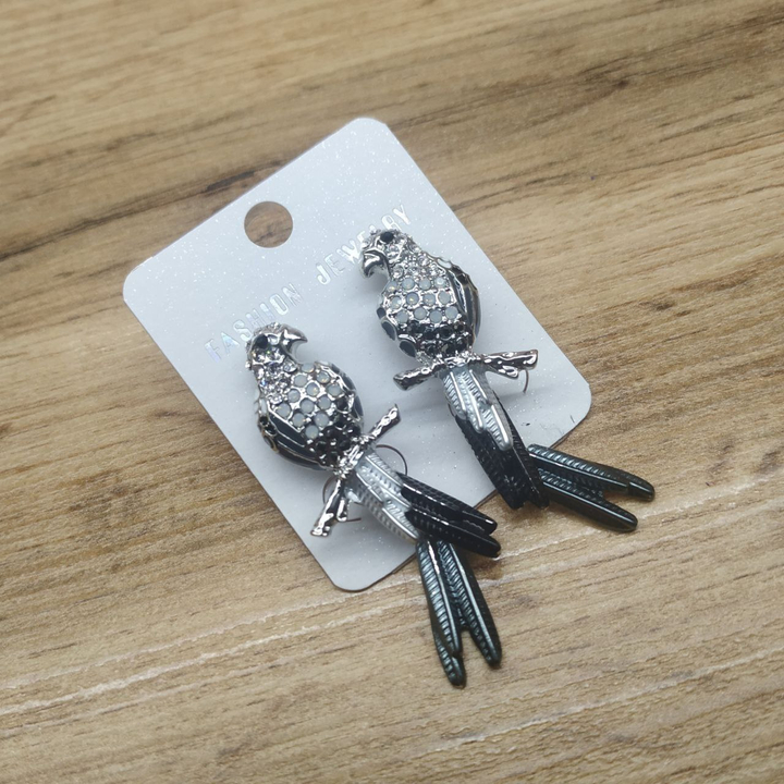 Серьги-гвоздики Попугай с подвижным хвостом эмаль стразы цвет серебристый белый графитовый металл серебристый