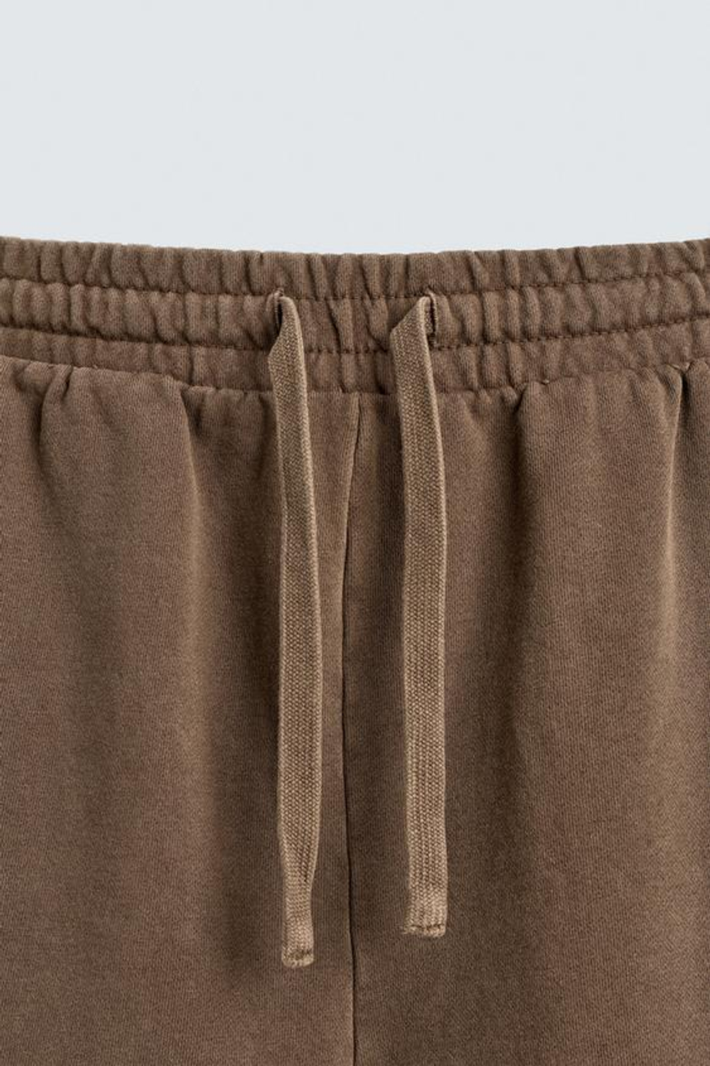 ZARA БАЗОВЫЕ ШОРТЫ-ДЖОГГЕРЫ С ЭФФЕКТОМ ПОТЕРТОСТИ, КОРИЧНЕВЫЙ