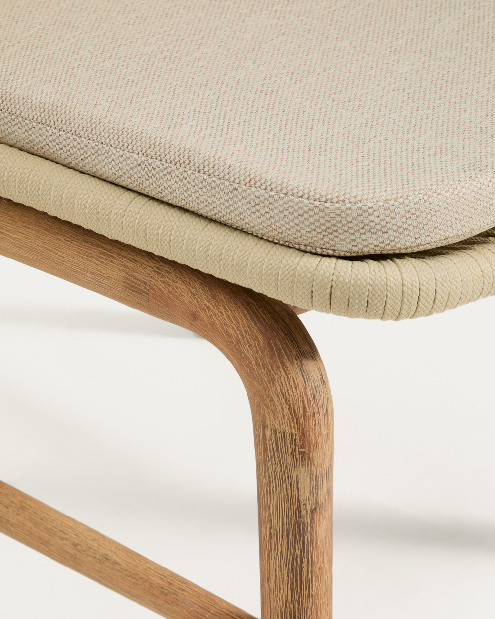 Уличный стул Alipa из массива акации и веревки кремового цвета