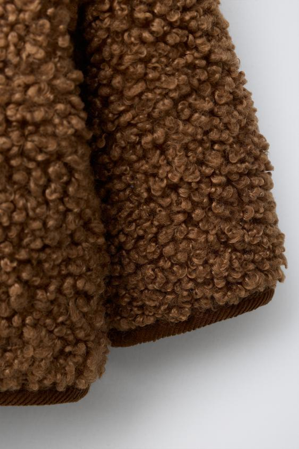 ZARA КУРТКА ИЗ ИСКУССТВЕННОЙ ОВЧИНЫ С НАВЕСНЫМИ ПЕТЛЯМИ, КОРИЧНЕВЫЙ