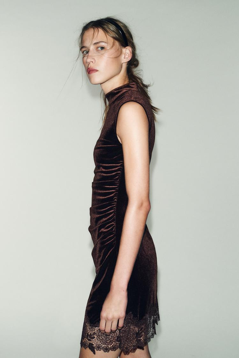 ZARA БАРХАТНОЕ ПЛАТЬЕ С КРУЖЕВОМ, ТЕМНО-КОРИЧНЕВЫЙ