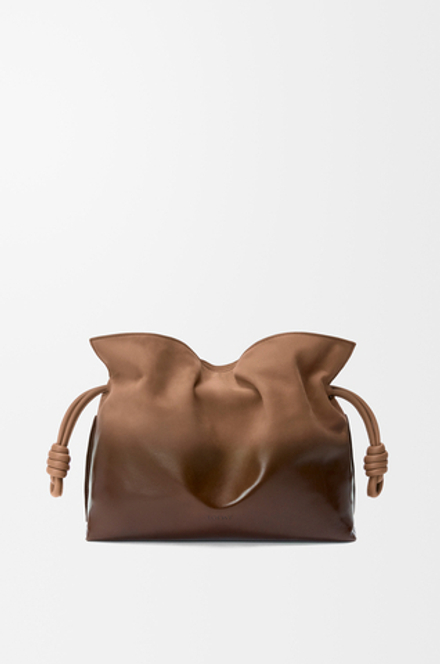 Loewe Средняя сумка-клатч Flamenco из лакированной нубуковой кожи с градиентным переходом цвета, мокко