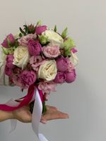 Свадебный букет из кустовых пионовидных роз, лизиантуса, одноголовых роз и зелени