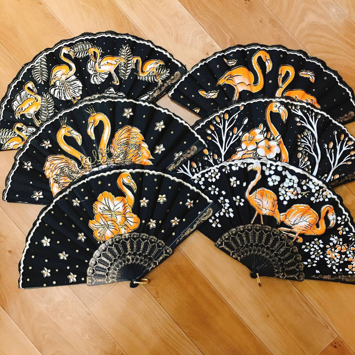 Веер Птица оранжевая узор белый золотистые блестки на черном фоне пластик черный