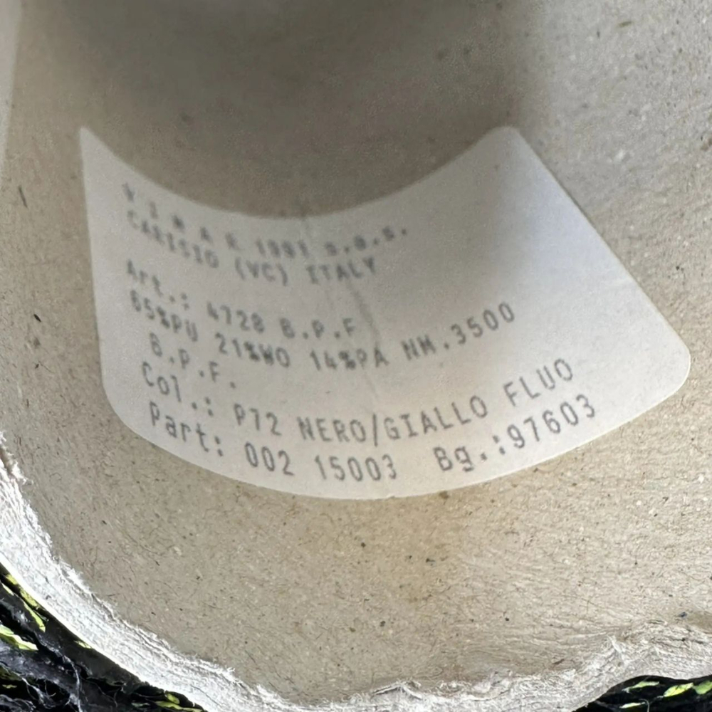 4728 B.P.F. -Vimar "экокожа"; 21% меринос, 65% полиуретан, 16% п/а, 14% p/a; 350м/100гр; col.p72, цвет: черный с неоновыми желтыми крапинами; фантазийная пряжа