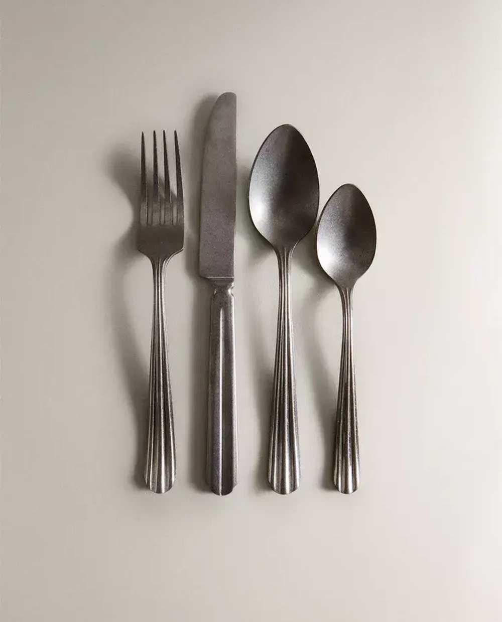 ZARA HOME НАБОР СТОЛОВЫХ ПРИБОРОВ ИЗ ВИНТАЖНОЙ СТАЛИ (4 ШТУКИ), СЕРЕБРО