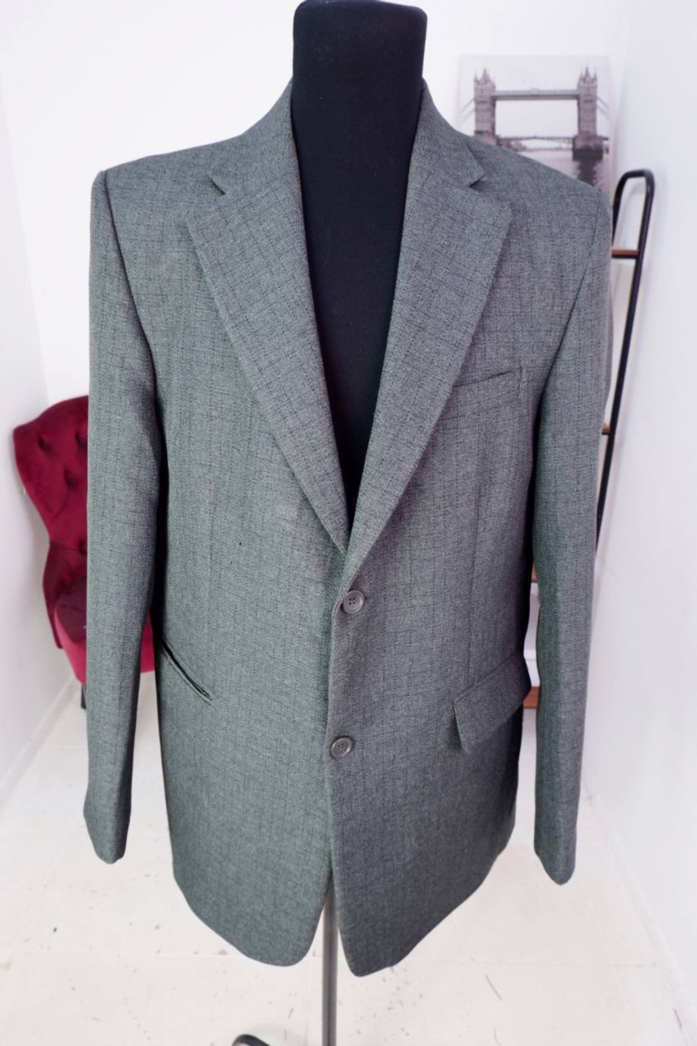 Пиджак плотный, визуально на 56 размер