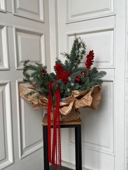 Композиция из хвои с заснеженными ветками, лентами и шарами