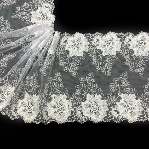 Вышивка на сетке белая 20 см