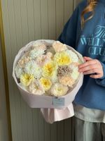 Букет из кустовых пионовидных роз, хризантемы, диантусов и озотамнуса