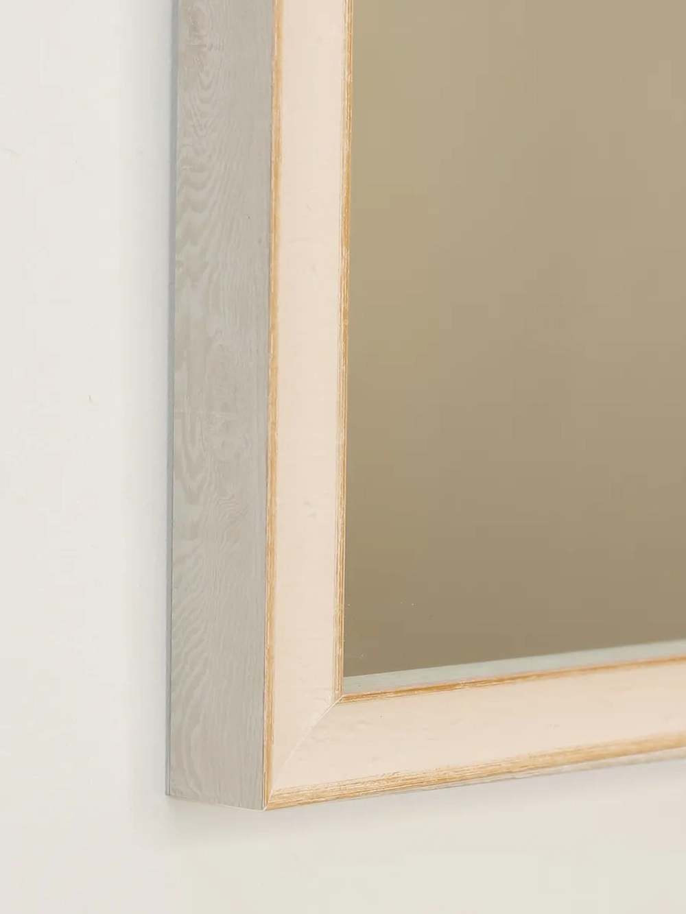 Миниатюрное настенное зеркало в раме 32*32 см