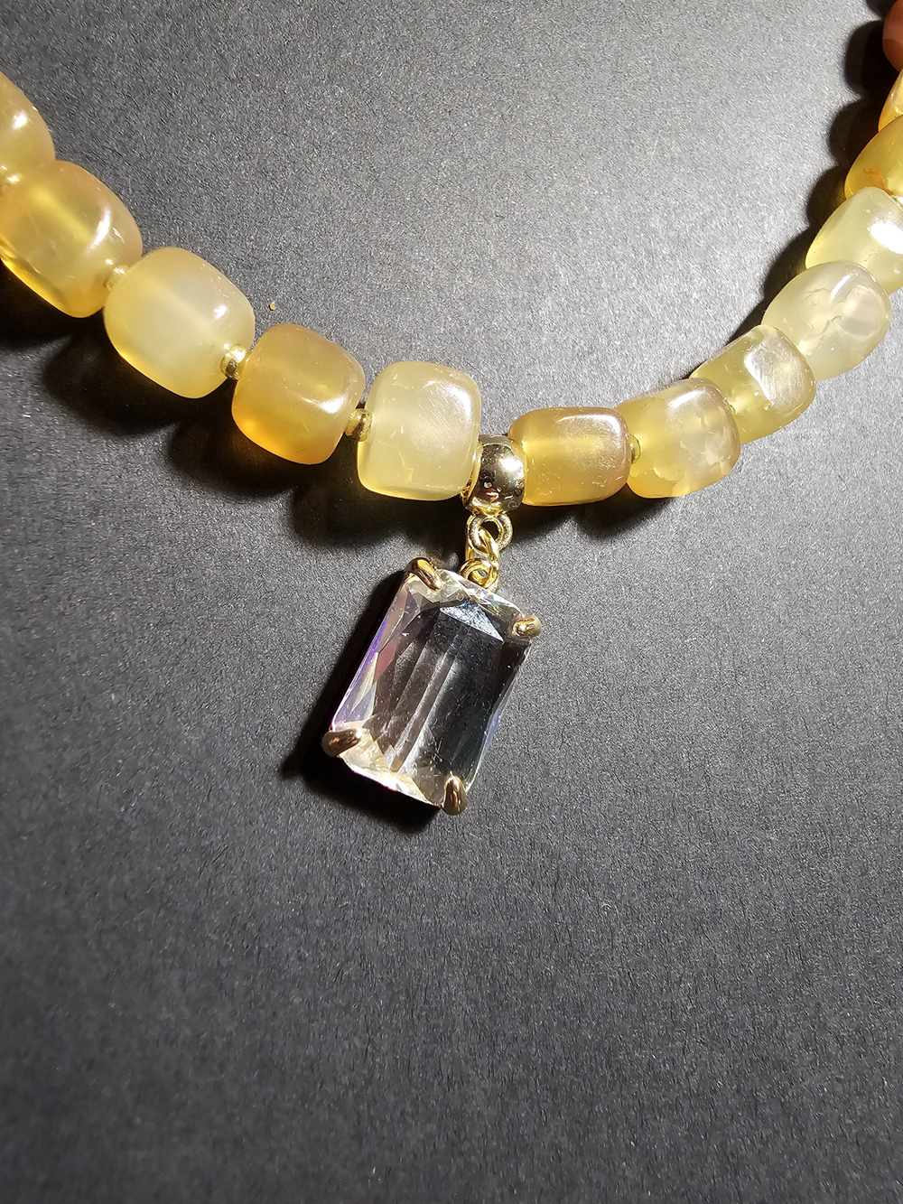 Колье ручной работы из культивированного речного жемчуга и агата кракле "Праздник"