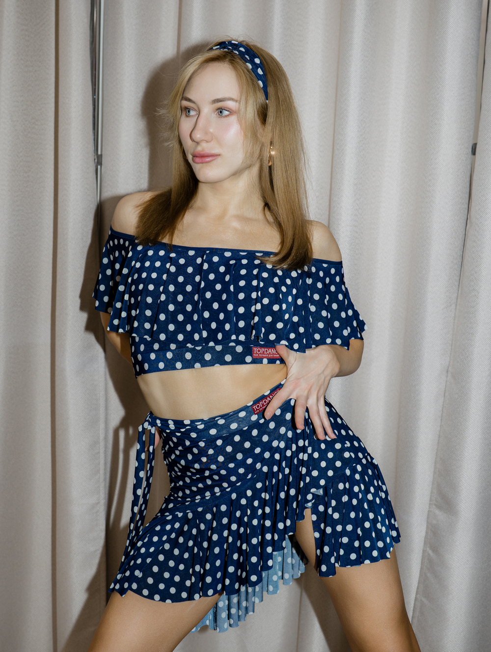 Короткий топ с воланом