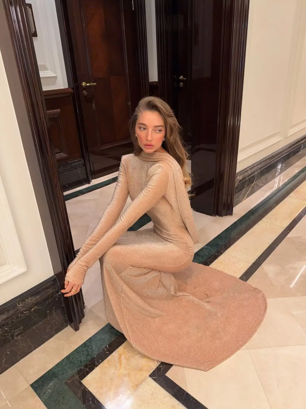 Платье с открытой спиной и шлейфом, Бежевый