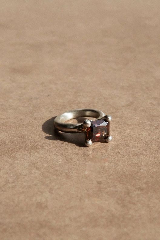 Кольцо Четвертый элемент с коричневым фианитом / БЛАГОРОДНЫЙ/CĒLS