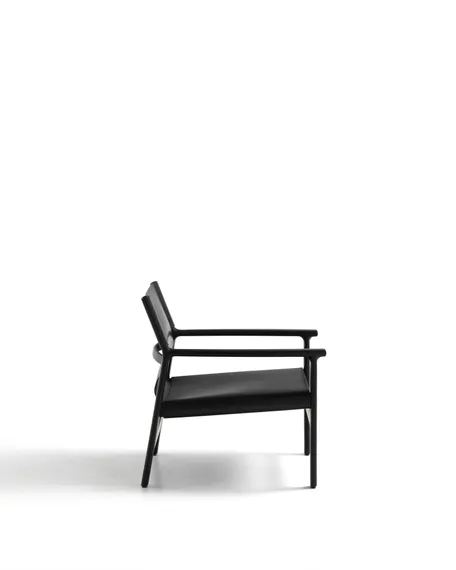 Кресло Jan из переработанной кожи черного цвета и ясеня в черном цвете