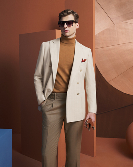 Белый двубортный пиджак.