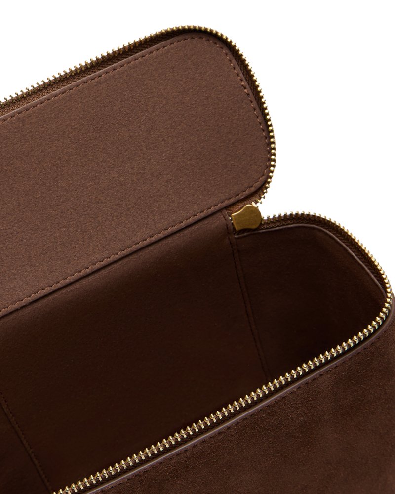 CONNIE шоколадная - пятно на замше сбоку сумки и на дне 45