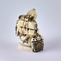 Нэцкэ Странник с корзиной рыбы и кузовом через плечо