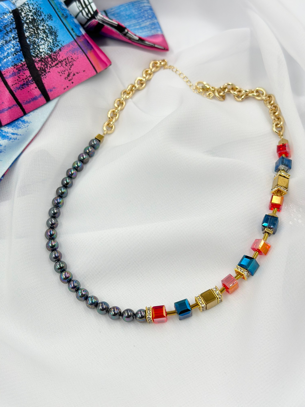 Колье ассим. с темн.жемчугом Майорка, гематитом,с зол.,син.и крас. крист.Swarovski, золото