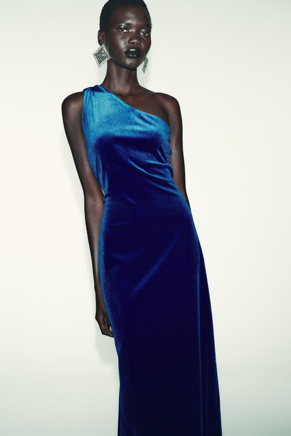 ZARA БАРХАТНОЕ ПЛАТЬЕ МИДИ АСИММЕТРИЧНОГО КРОЯ, КОБАЛЬТОВЫЙ