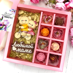 Шоколадный набор "Любимой маме": мишки на велике, шоколадка-надпись и 8 конфет ручной работы