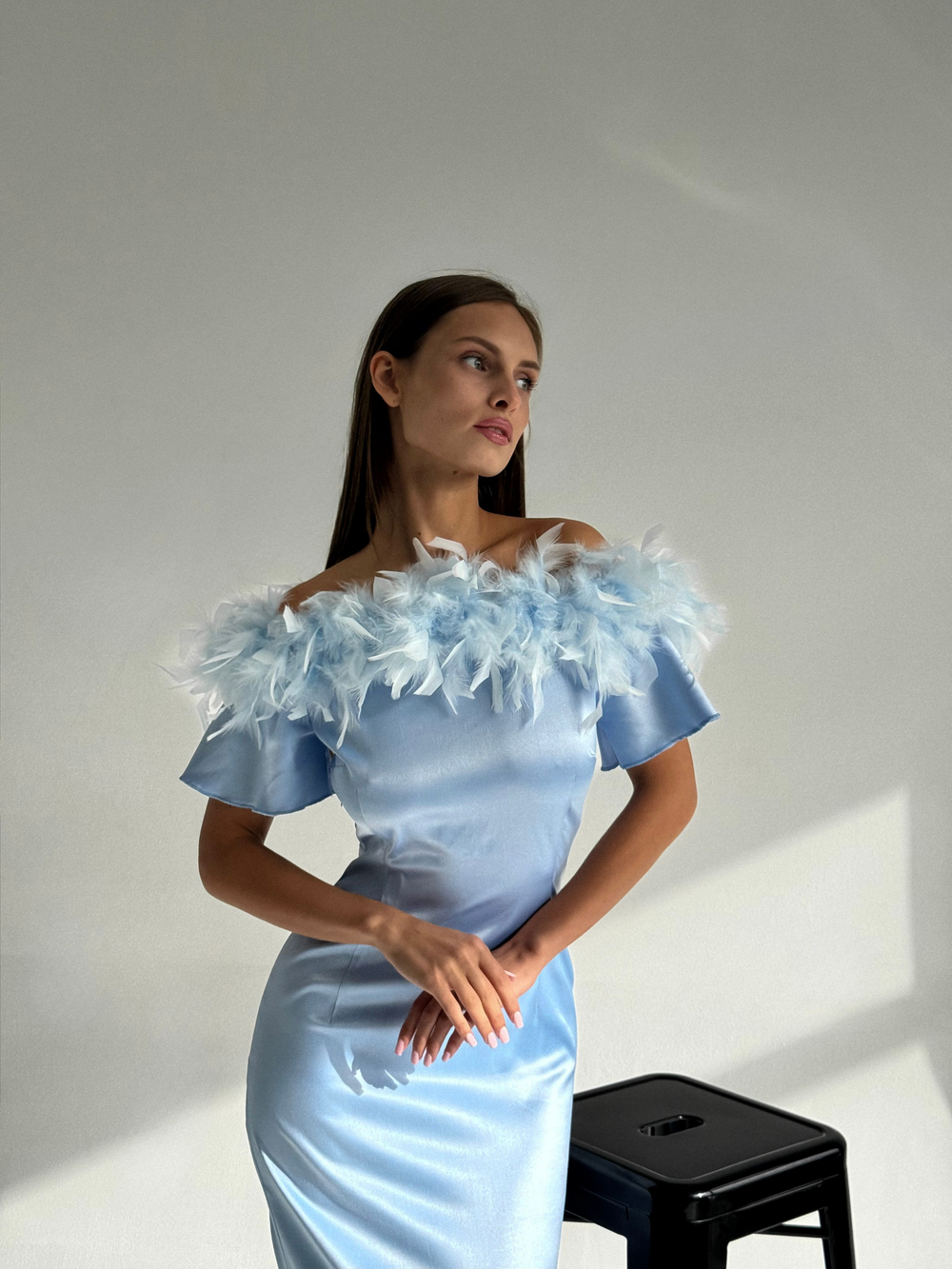 Платье со съемными перьями