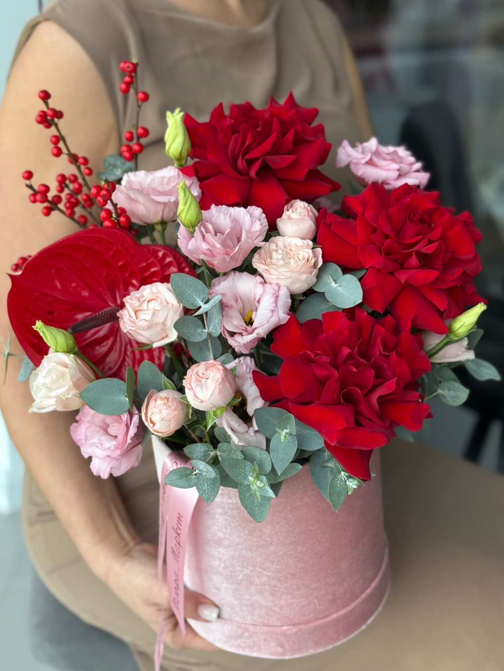 Роскошное сочетание красных французских роз, эустомы, пионовидных кустовых роз и декоративной зелени в композиции от Флора Маркет