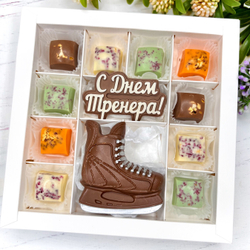 Шоколадный подарок "С днем тренера. Хоккей": шоколадка-надпись и 10 конфет ручной работы