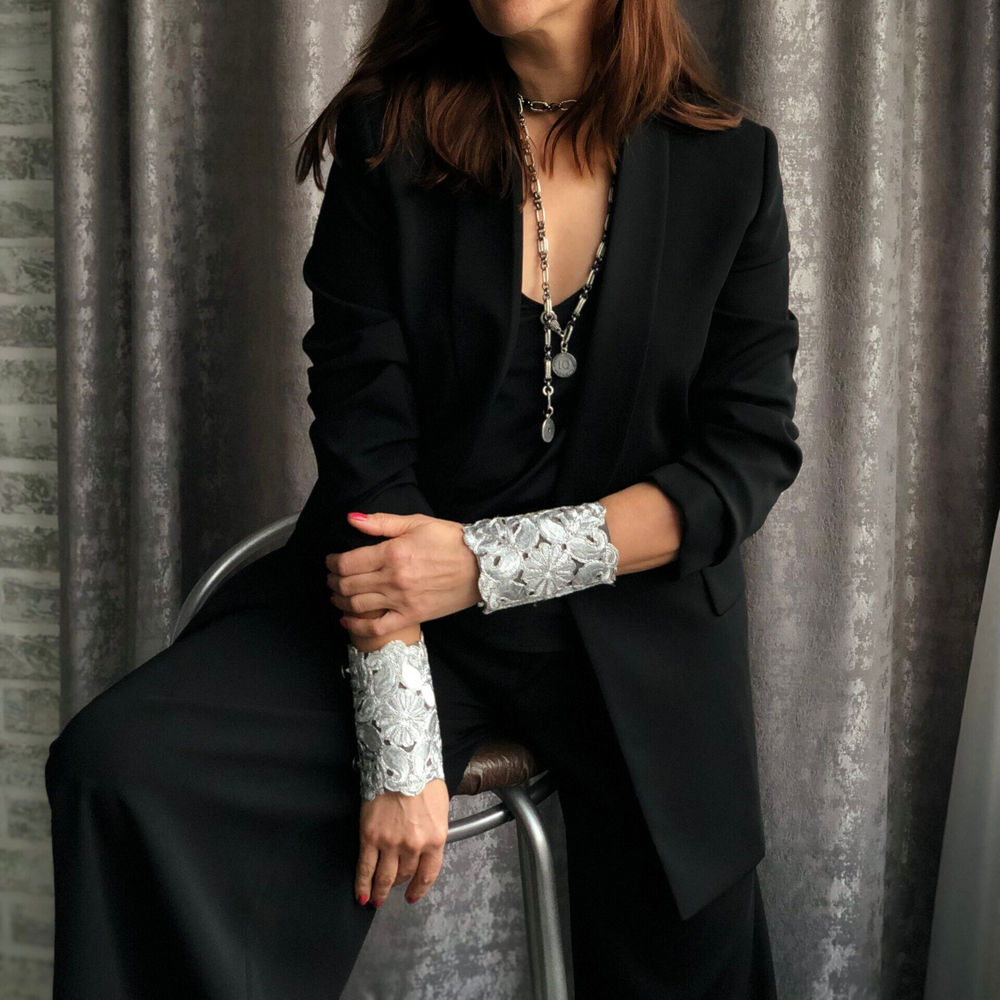 Браслеты-манжеты на пуговицах, серебряное кружево на темно-сером фоне, ширина 11 см, Италия