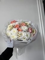 Букет из кустовых пионовидных роз, ромашки, минигерберы и хризантемы