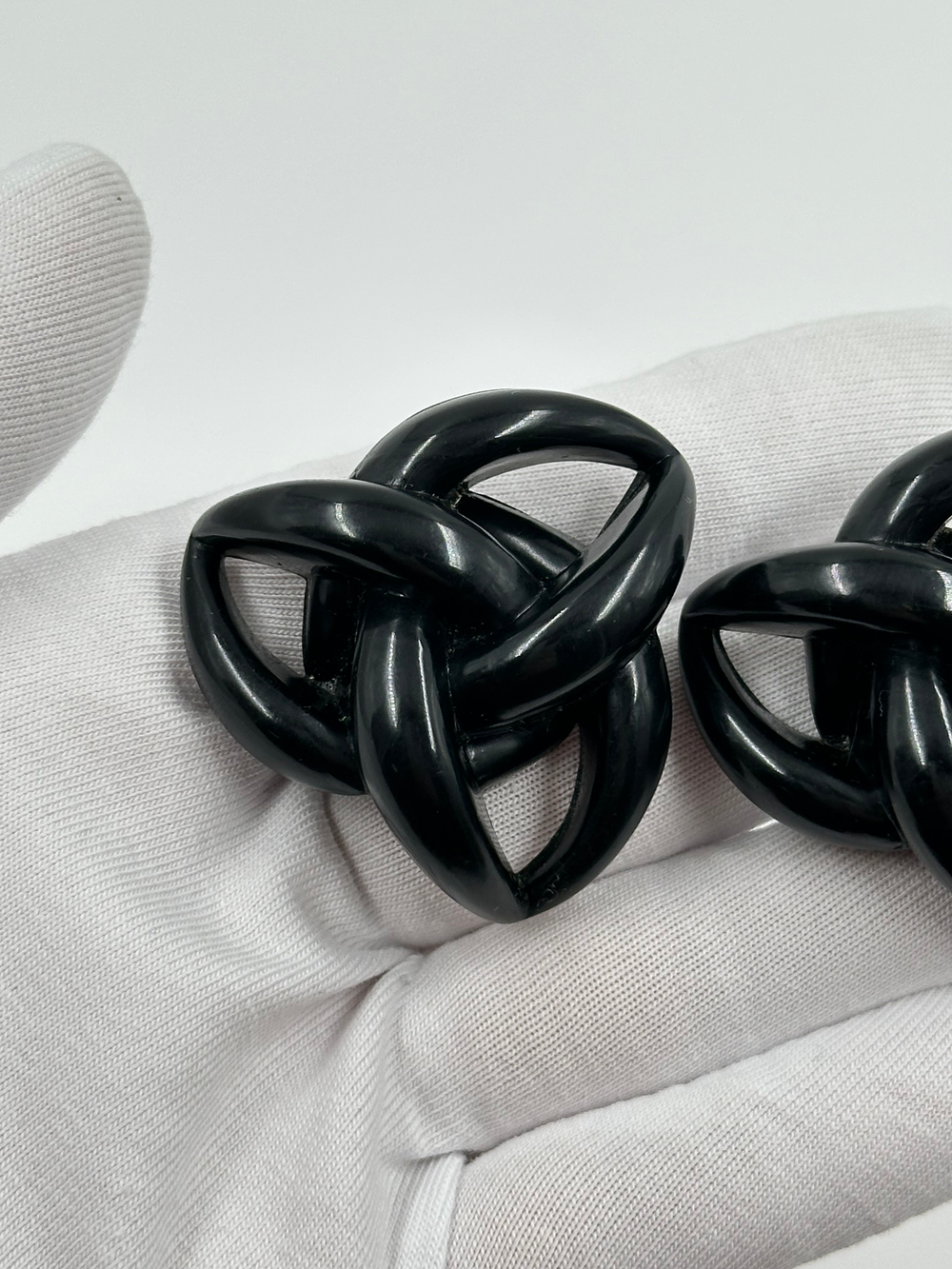 Крупные клипсы из черного пластика