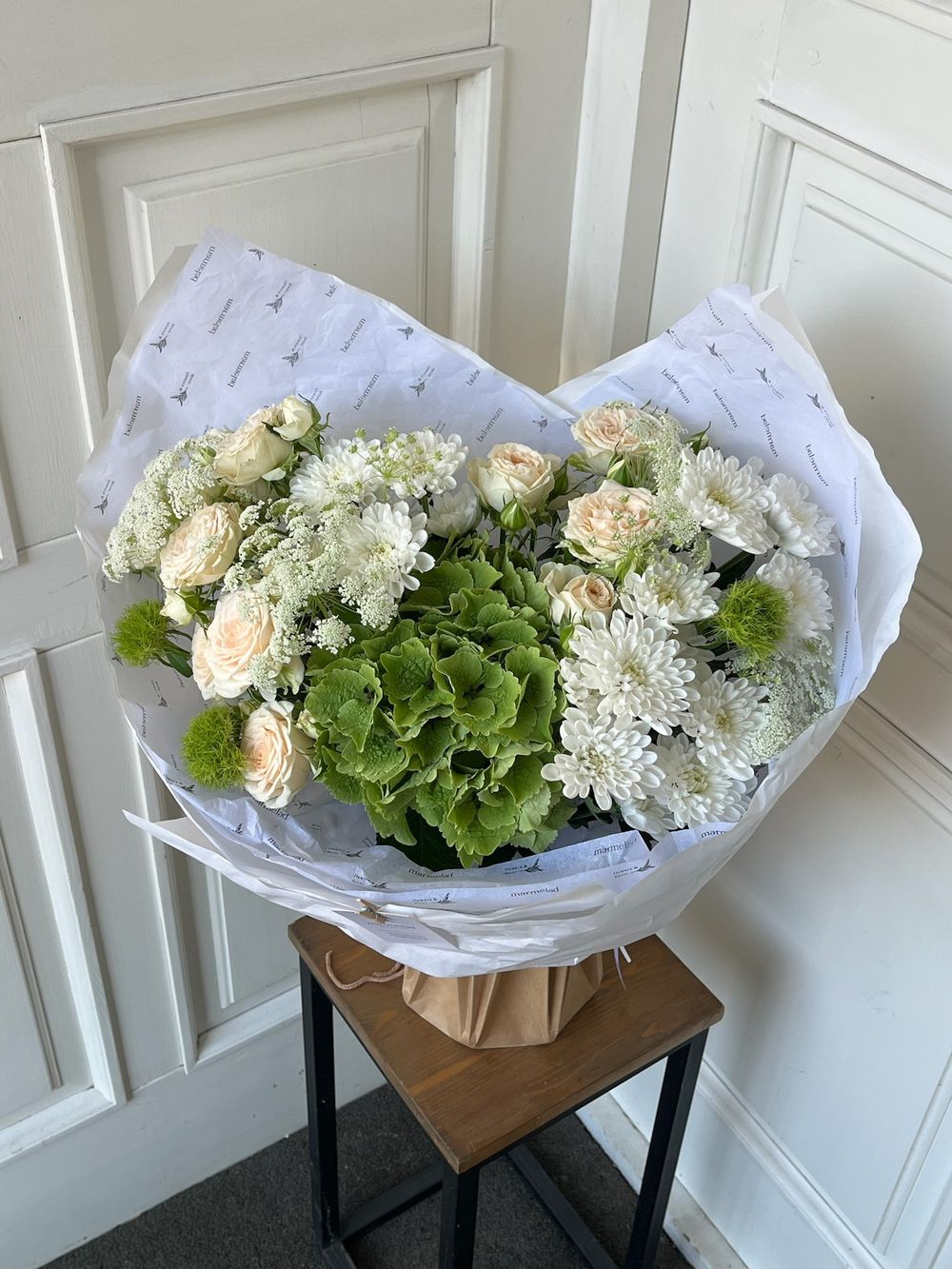 Букет из гортензии, амми, кустовых пионовидных роз, хризантемы и диантусов