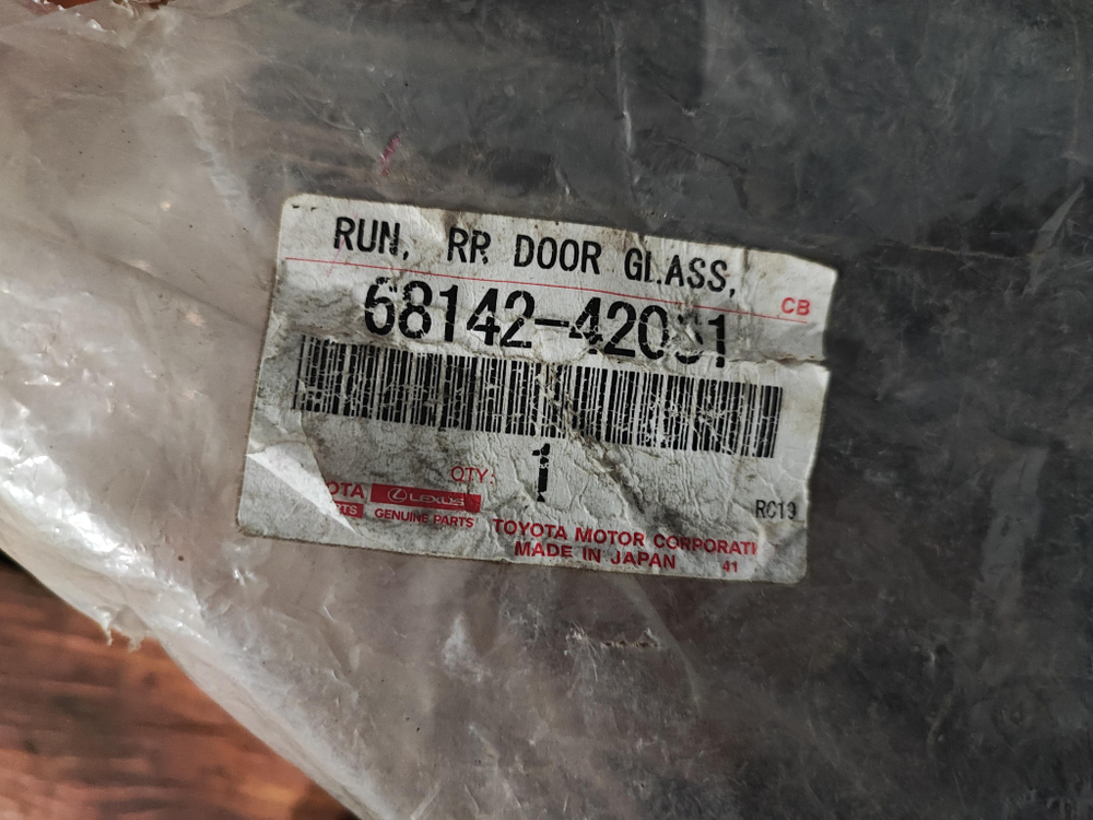 Уплотнитель стекла двери Toyota RAV4 V (XA50) 18-нв Б/У Оригинал 6814242061