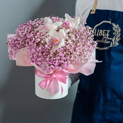 Гипсофила с орхидеей в шляпной коробке