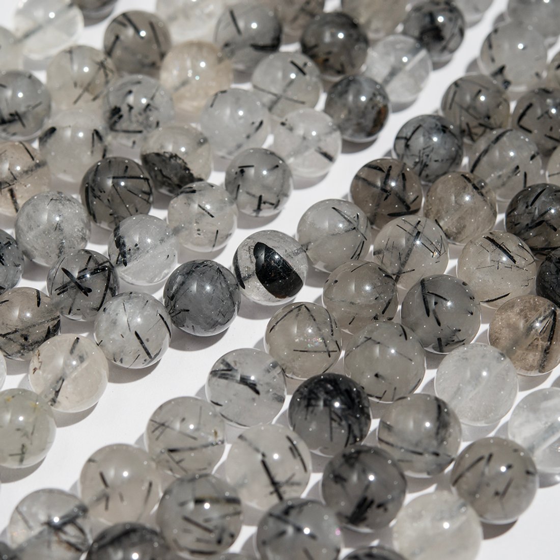 Кварц натуральный с турмалином и рутилом, 10,8мм, бусины в форме шара