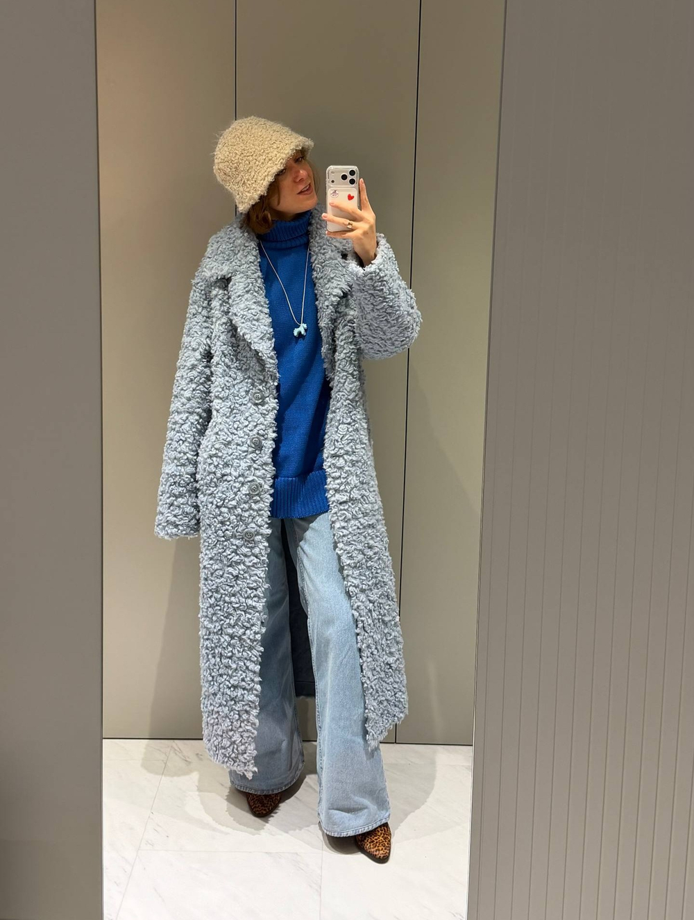 Свитер в цвете электрик