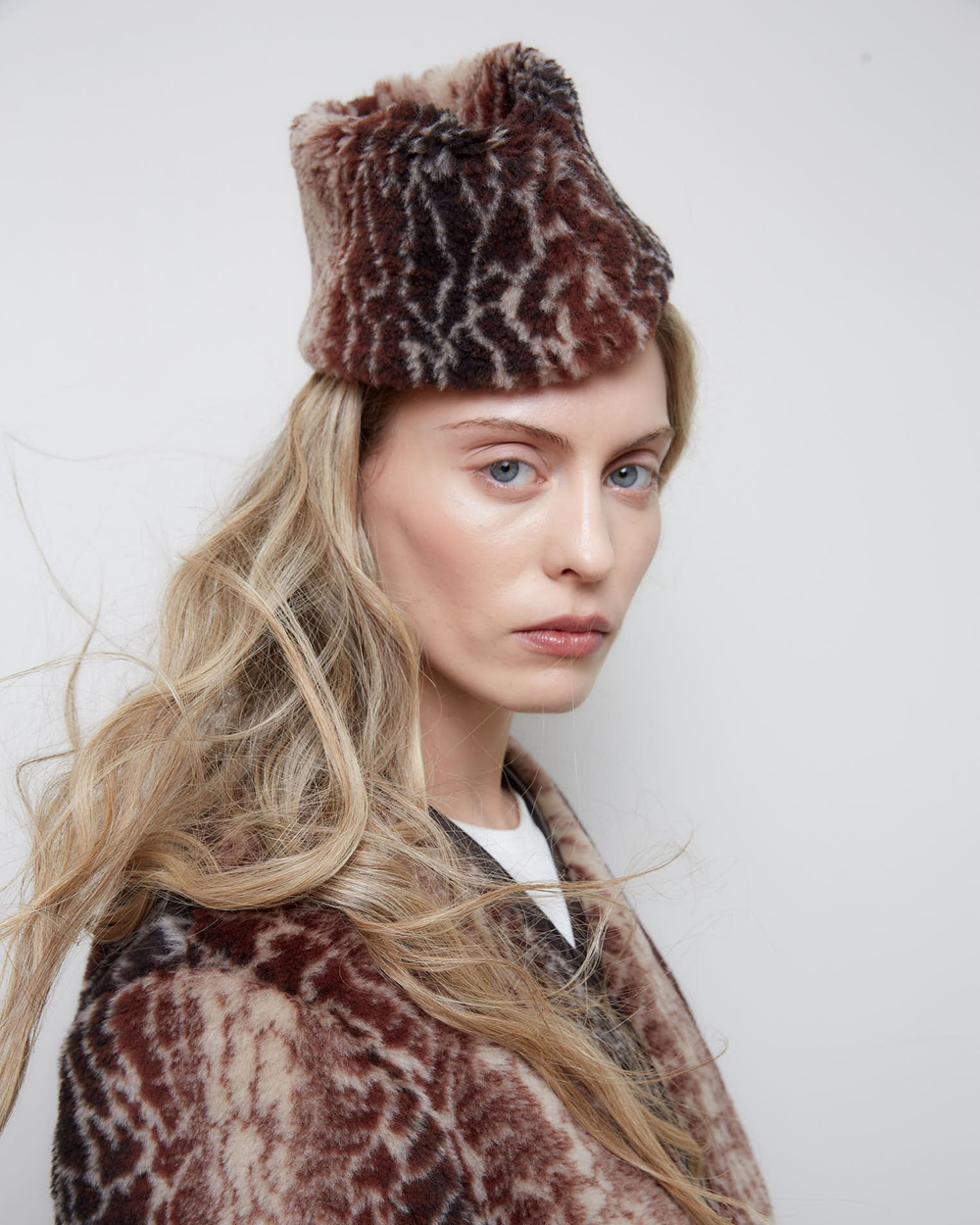 Пилотка из шерсти Стелла Маккартни коричневый/молочный