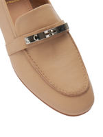 Женские кожаные бежевые лоферы с металлической вставкой